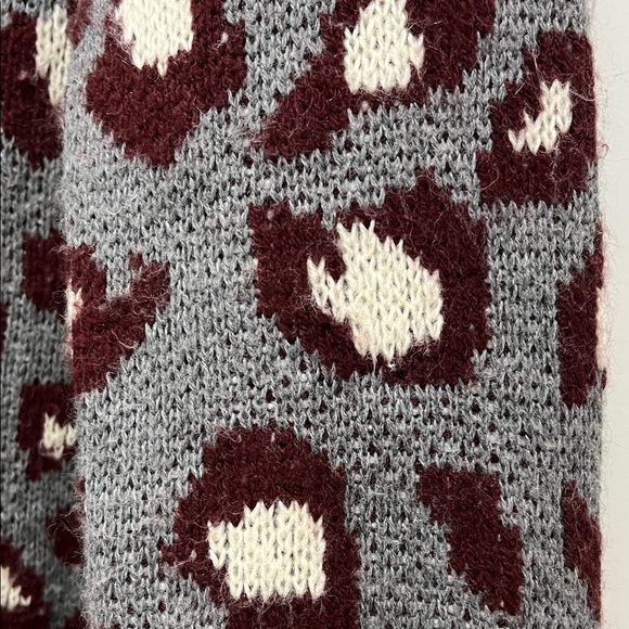 Evereve Oversized Leopard Print Cardigan in Gray and Burgundy - Size XL - Picture 7 of 16
